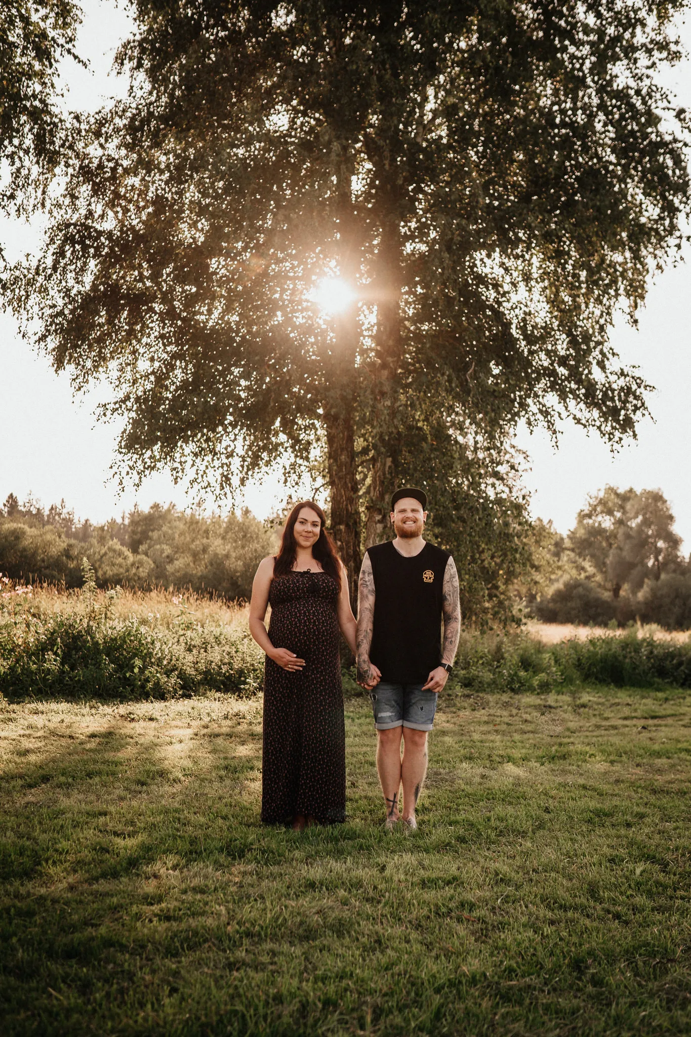 Babybauch in der Abendsonne