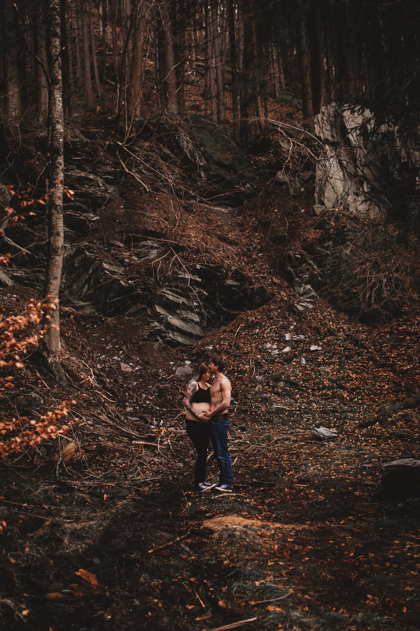 Babybauch im Wald