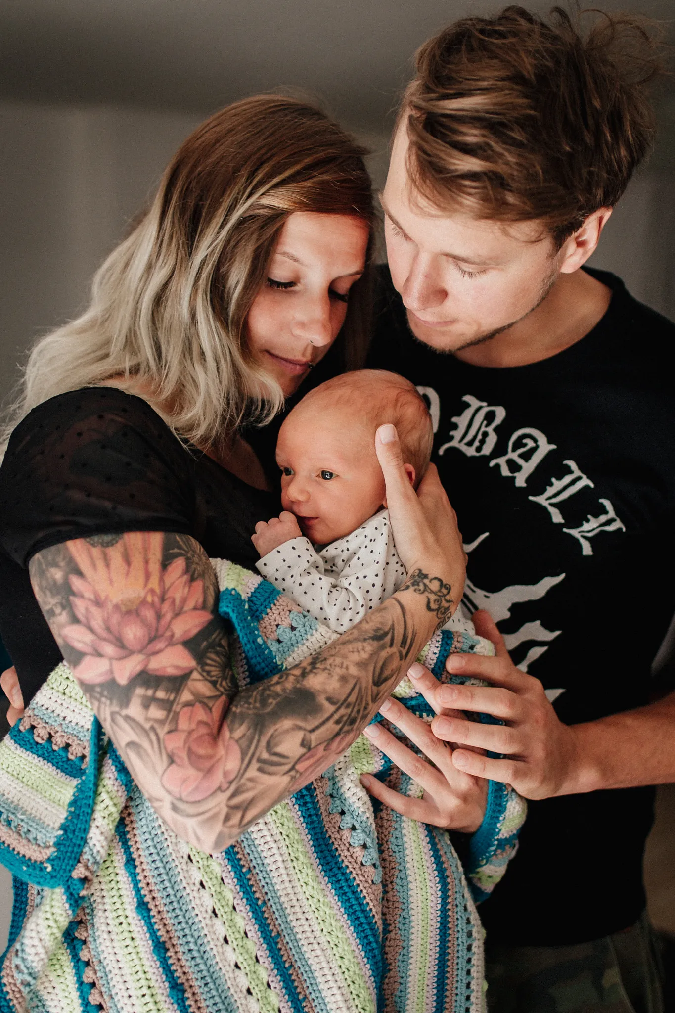 Familie mit Neugeborenem