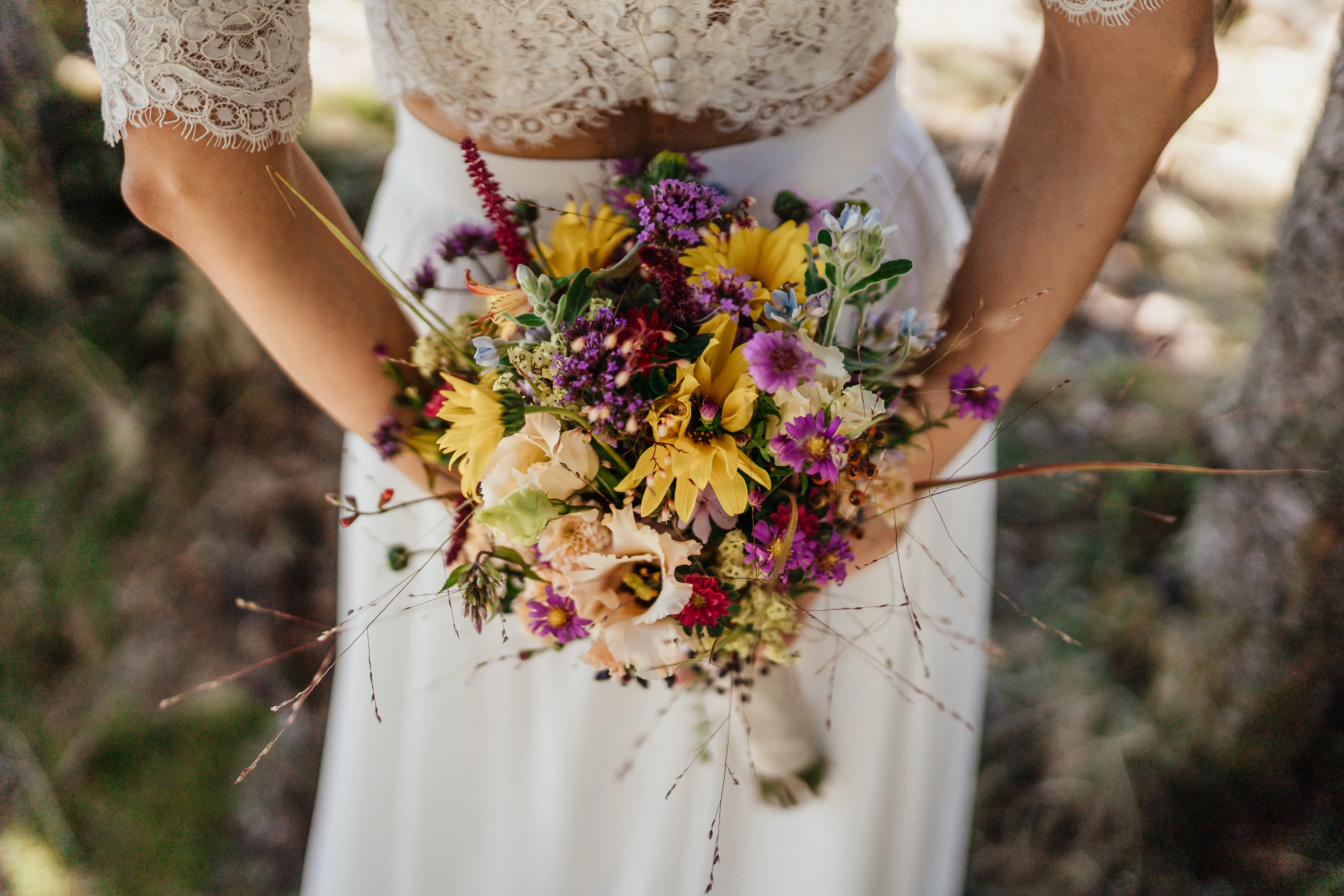 Braut mit Wildblumen-Brautstrauß